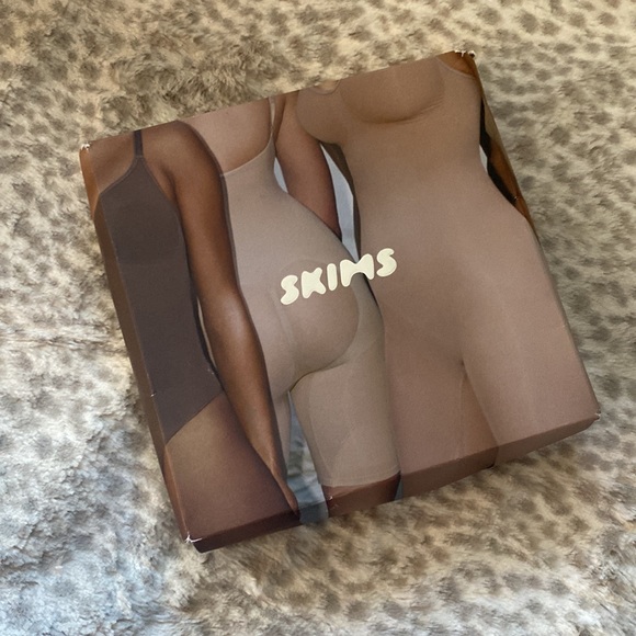 Skims Sculpting Bodysuit - Picture 3 of 7